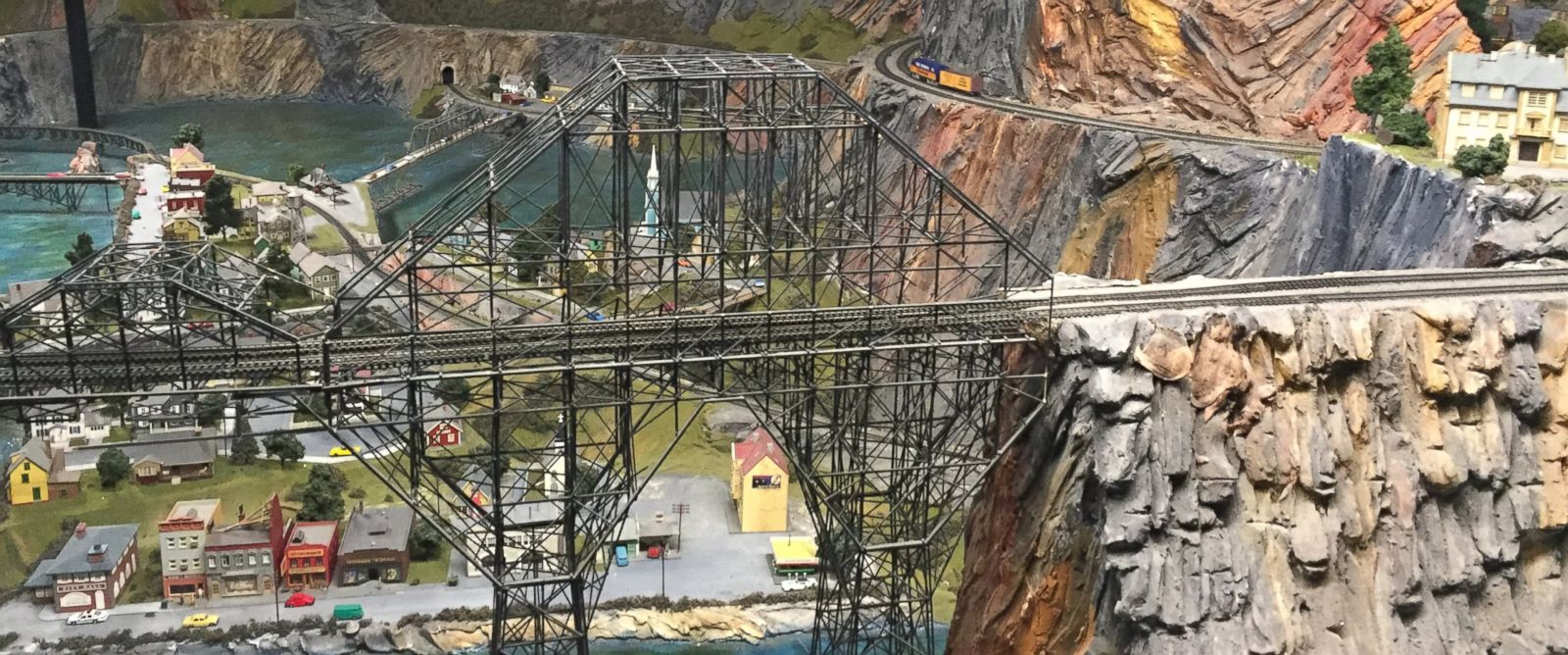 ABC-iron-valley-model-railroad-jt-170120_12x5_1600.jpg