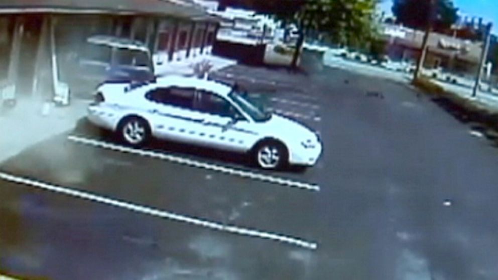 PHOTO: Van Crashes Into Motel