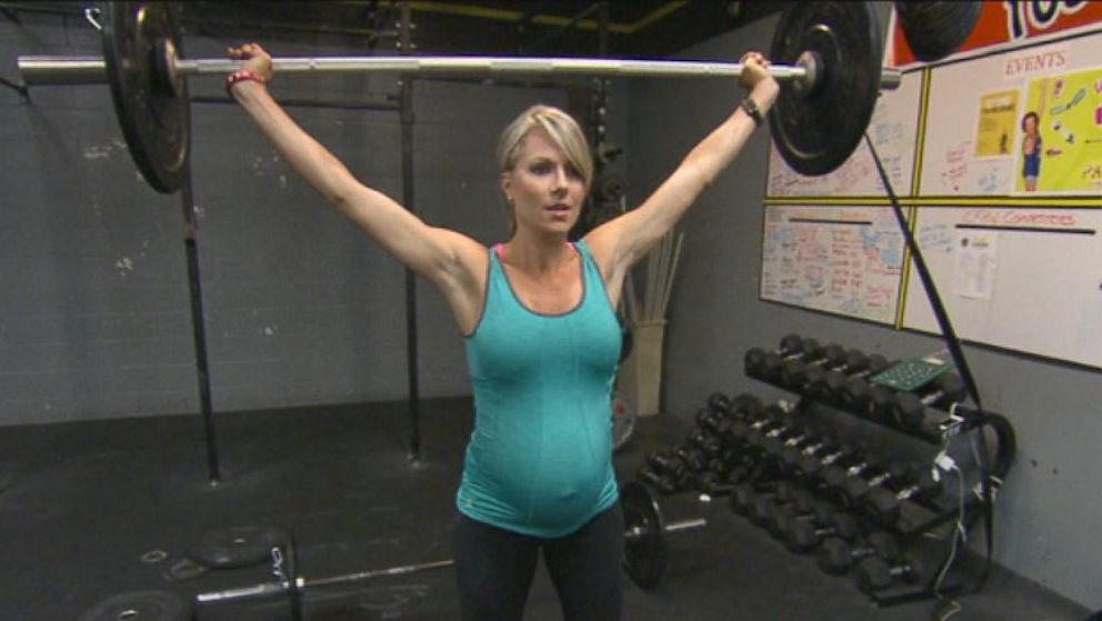 PHOTO: A 33-week pregnant California woman lifts 75 pounds for exercise.