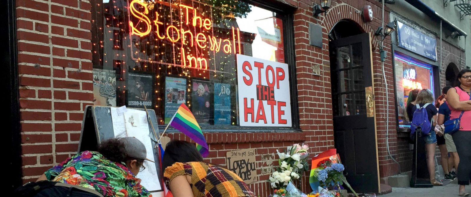 Hundreds Mourn Orlando Victims At Nycs Symbolic Stonewall Inn Abc News 