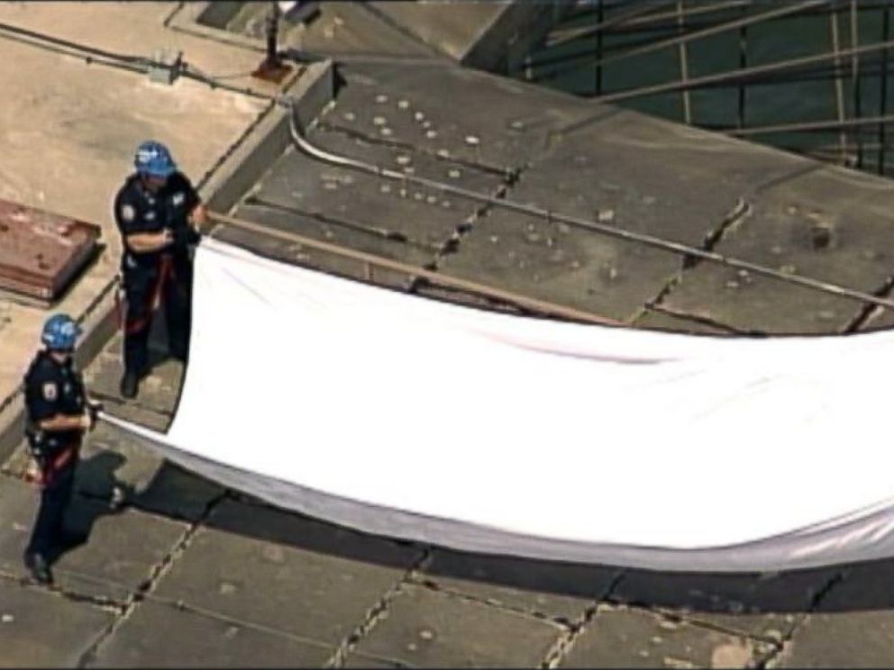 PHOTO: The NYPD take down white flags that appeared over the Brooklyn Bridge on July 22, 2014.