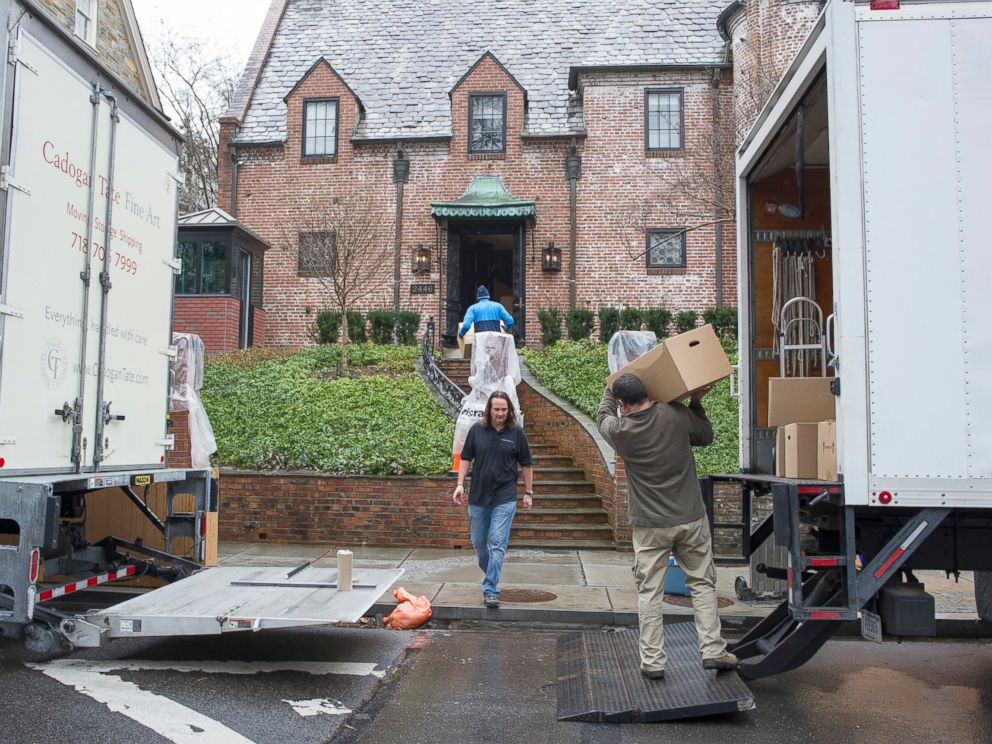PHOTO: Movers, under the supervision of White House ushers, move President Barack Obamas familys belongings into their rented house in the Kalorama neighborhood of Washington, Jan. 17, 2017.