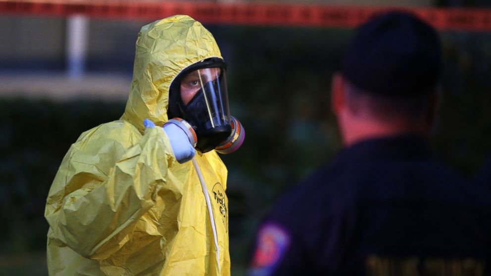 PHOTO: A hazmat worker finishes cleaning outside the apartment building of a hospital worker, Oct. 12, 2014, in Dallas.
