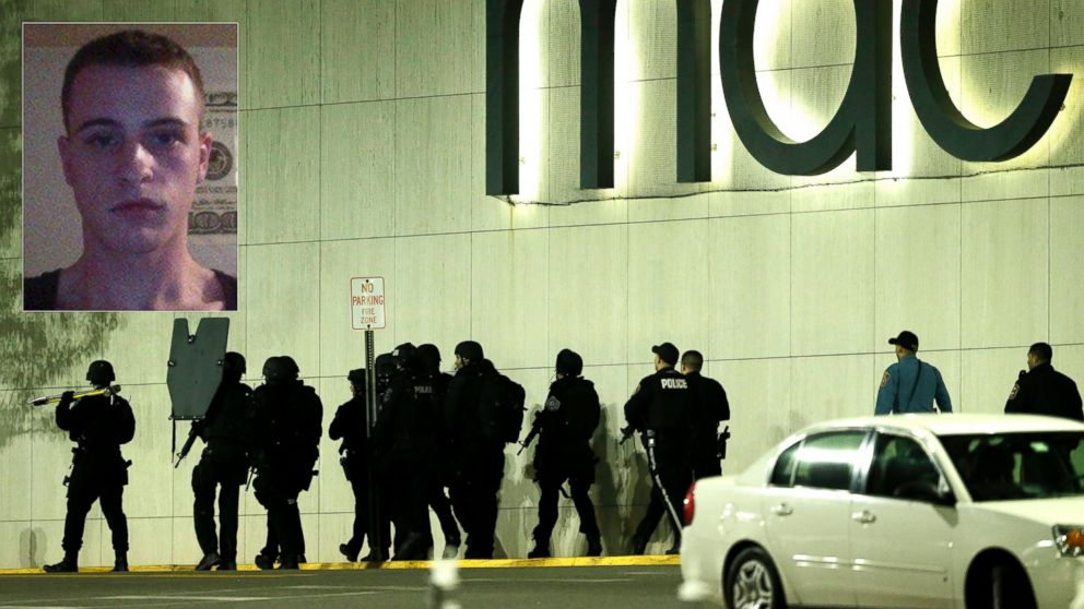 PHOTO: Officials wearing tactical gear walk outside of Garden State Plaza Mall following reports of a shooter, Nov. 4, 2013, in Paramus, N.J.