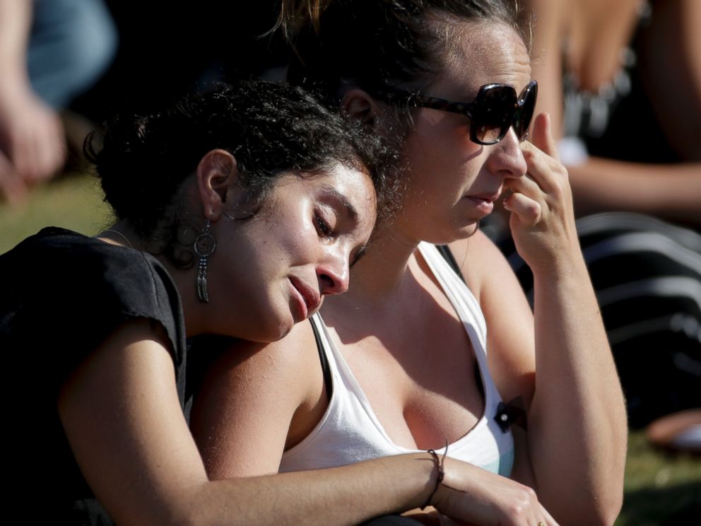 PHOTO: Students cry during a memorial service for the victims and families of Fridays rampage at Harder Stadium on the campus of University of California, Santa Barbara, May 27, 2014.