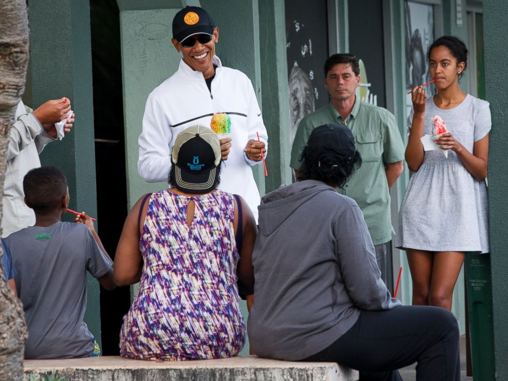 PHOTO: President Barack Obama eats shave ice with daughter Malia, at right, at Island Snow, Jan. 1, 2015, in Kailua, in Hawaii during the Obama family vacation.