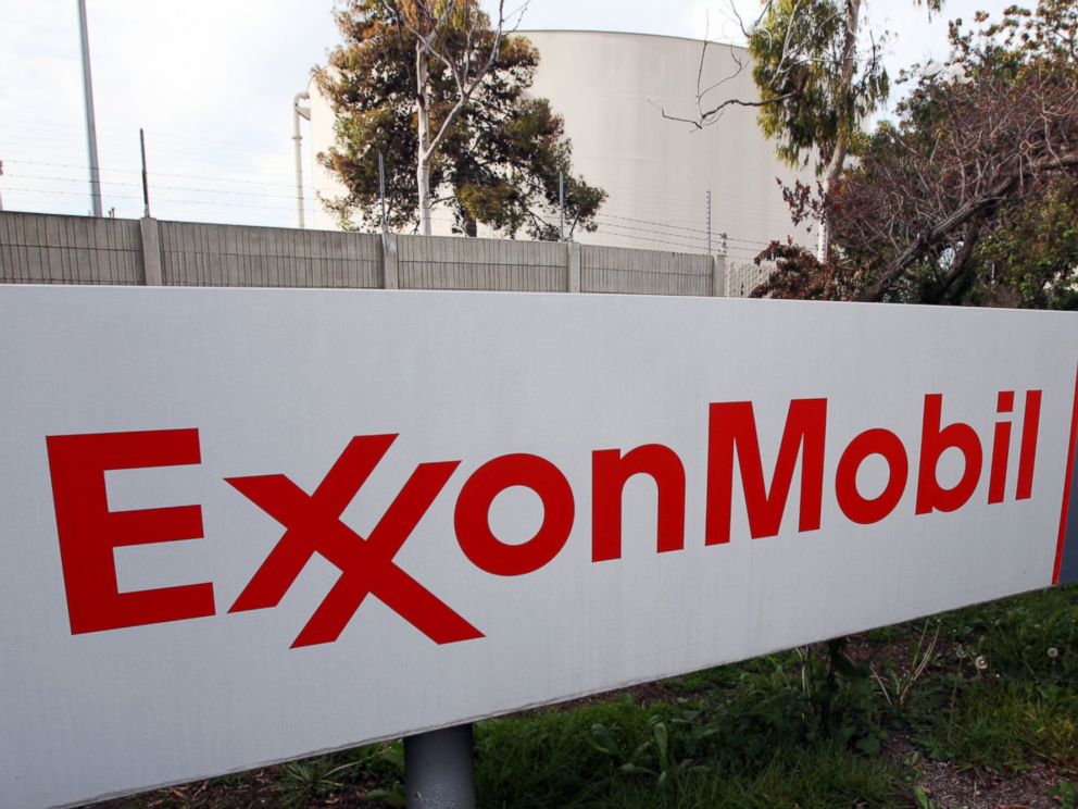 PHOTO: The sign for the ExxonMobil Torerance Refinery in Torrance, Calif.