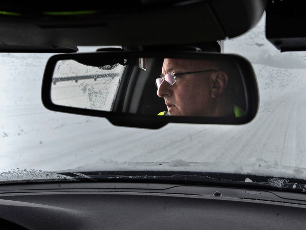 PHOTO: Boyle County Sheriff Marty Elliott drives slowly in the deep snow, Feb. 16, 2015, on U.S. 127 in Danville, Ky.