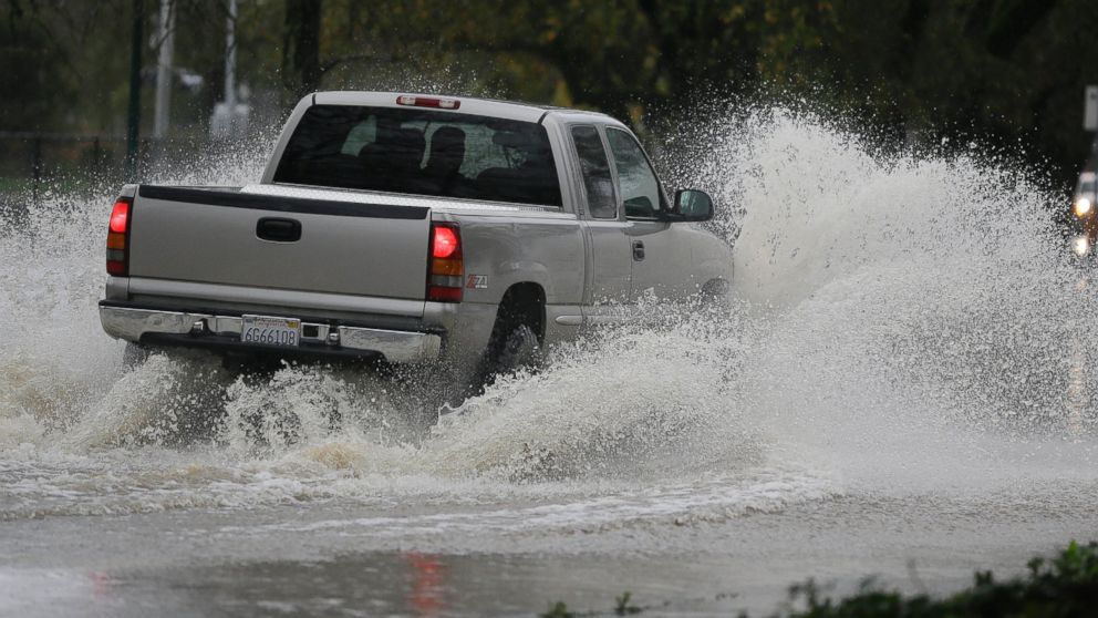 PHOTO: A pickup makes its way down a flooded street, Dec. 11, 2014, in Healdsburg, Calif.