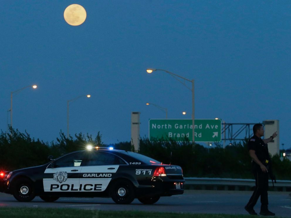 PHOTO: An armed police officer stands guard near the Curtis Culwell Center, May 3, 2015, in Garland, Texas.