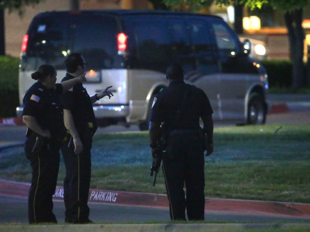 PHOTO: Police officers stand guard at a parking lot near the Curtis Culwell Center, May 3, 2015, in Garland, Texas.