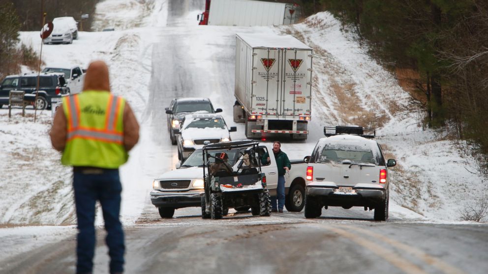 PHOTO: People work to clear stranded vehicles on County Road 25 in Wilsonville, Ala., Jan. 28, 2014.