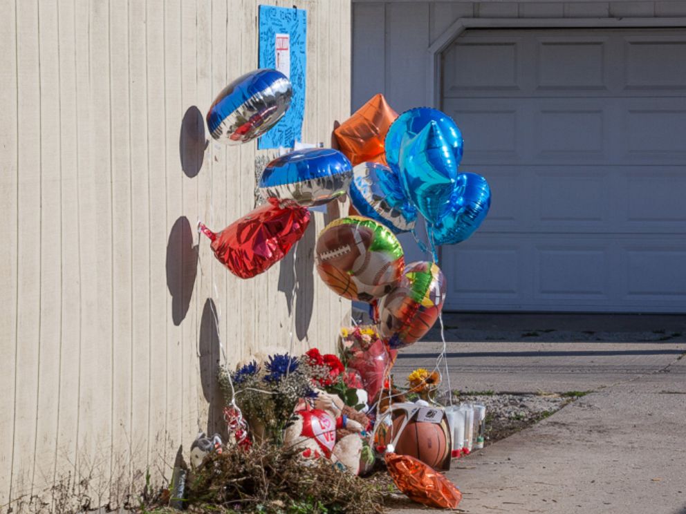 PHOTO: A makeshift memorial sits on Nov. 4, 2015 where Tyshawn Lee, 9, was fatally shot in the Auburn Gresham neighborhood of Chicago on Nov. 2, 2015.