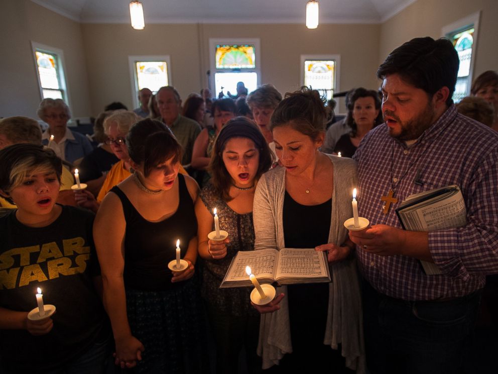 PHOTO: Community supporters sing a hymn during a vigil for journalists Alison Parker and Adam Ward, who were killed during a shooting in Moneta, Va., Aug. 26, 2015.