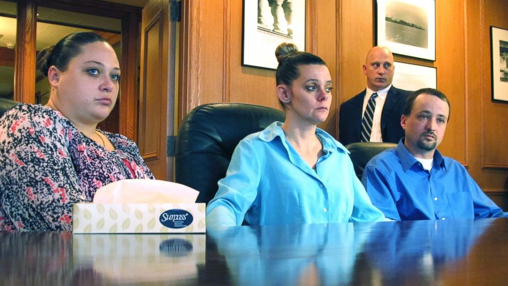 PHOTO: Amber McGuire, left, and her brother, Dennis McGuire, flank his wife, Missie McGuire, at a news conference Friday, Jan. 17, 2014, in Dayton, Ohio.