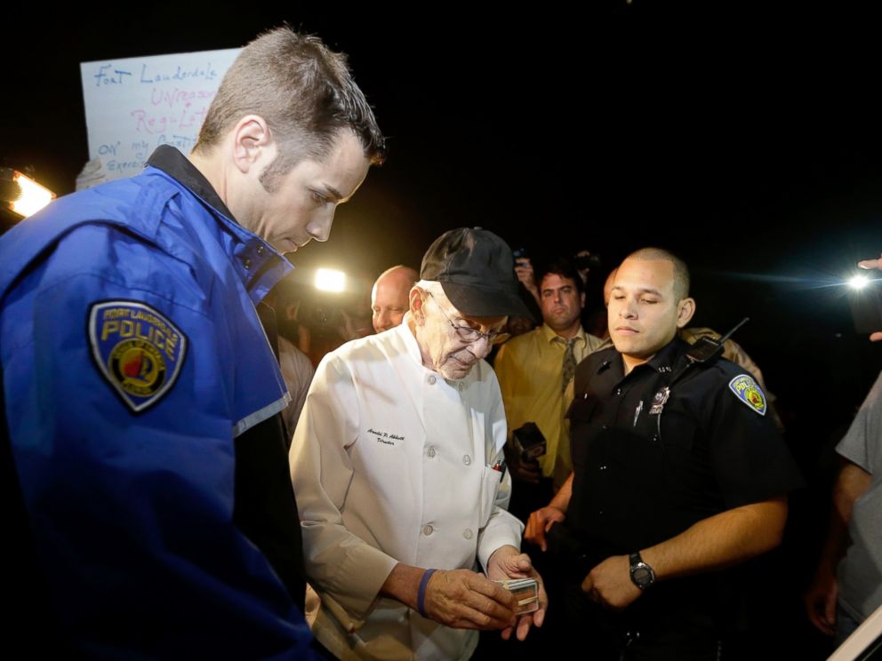 PHOTO: Homeless advocate Arnold Abbott, 90, of the nonprofit group Love Thy Neighbor Inc., center, is questioned by a Fort Lauderdale police officer, Nov. 5, 2014, in Fort Lauderdale, Fla.
