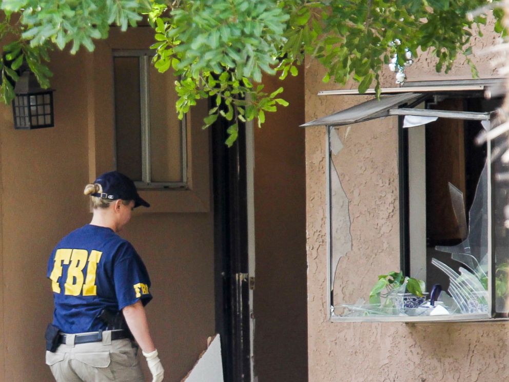 PHOTO: A FBI agent searches outside a home in San Bernardino, Calif., Dec. 3, 2015.