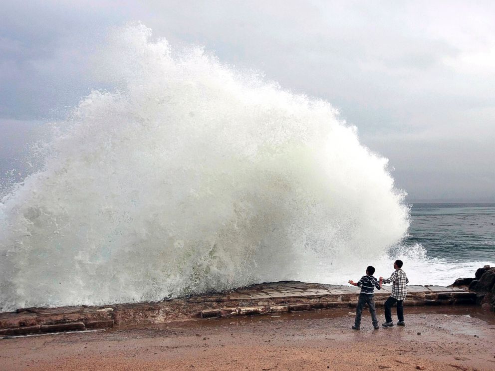 PHOTO: Aidan Stephenson,12, and Conor Stephenson,10, visiting from Phoenix, watch the waves break on Ocean View Boulevard, Dec. 10, 2014, in Pacific Grove, Calif.