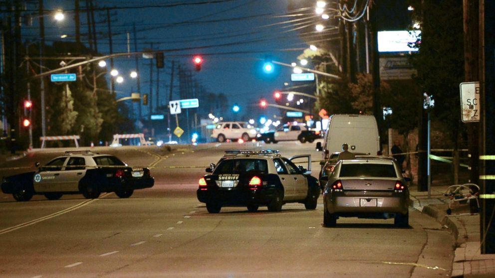 PHOTO: Los Angeles County sheriffs deputies block off the scene of a triple homicide that occurred in the unincorporated area of Los Angeles, Calif., May 20, 2014.