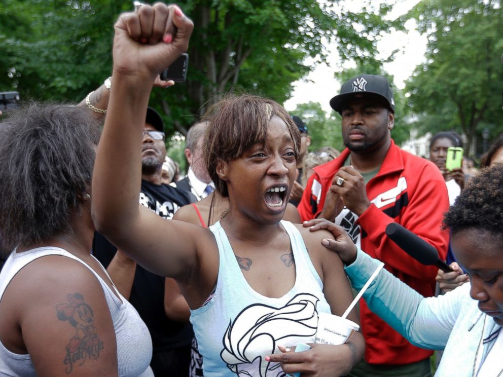 PHOTO: Diamond Reynolds, the girlfriend of Philando Castile, talks about his shooting death with protesters and media outside the governors residence, July 7, 2016, in St. Paul, Minn.
