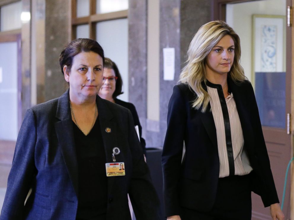 PHOTO: Sportscaster and television host Erin Andrews, center, walks to the courtroom, March 4, 2016, in Nashville, Tenn.
