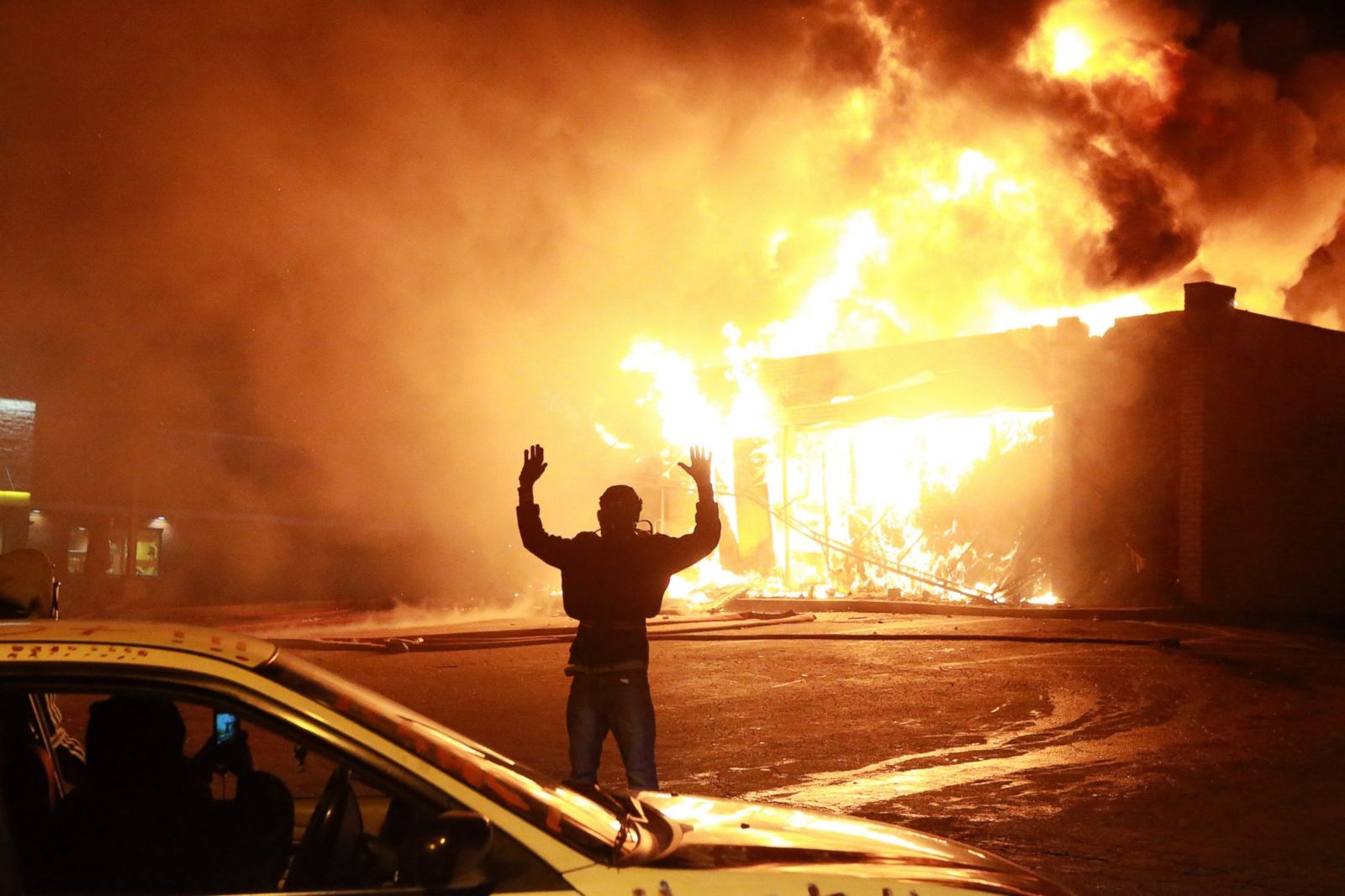 AP_ferguson_protest_fire_ll_141125_3x2_1600.jpg