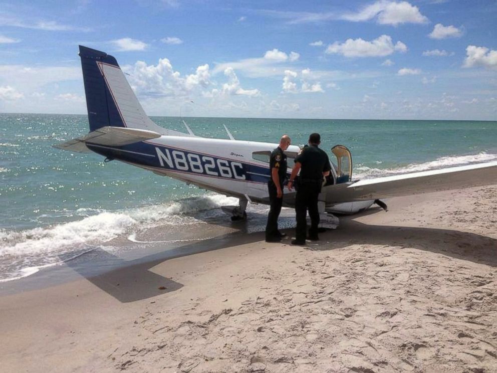 PHOTO: Emergency personnel look at the scene of a small plane crash in Caspersen Beach in Venice, Fla., July 27, 2014.