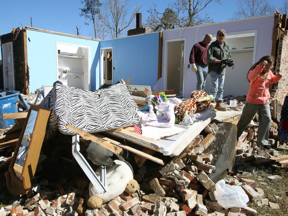 PHOTO: Residents and neighbors salvage items from the debris of a home that was damaged by severe weather that struck the prior evening in Century, Fla., Feb. 16, 2016.