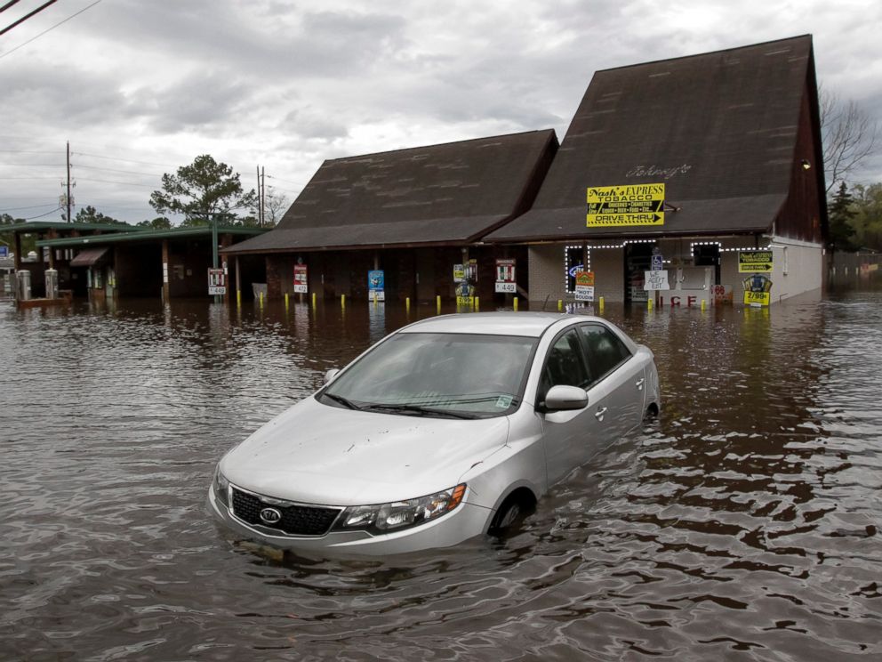 PHOTO: A car sits in flooded water at Nashs Express convenience store in Hammond, La., March 11, 2016.