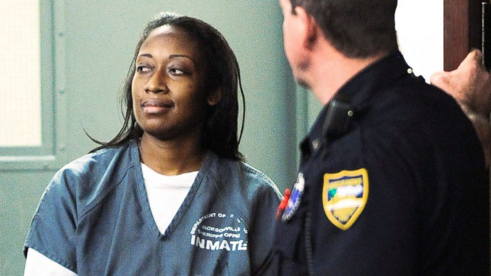 PHOTO: Marissa Alexander enters the courtroom for her bond hearing, Nov. 13, 2013, in Jacksonville, Fla.