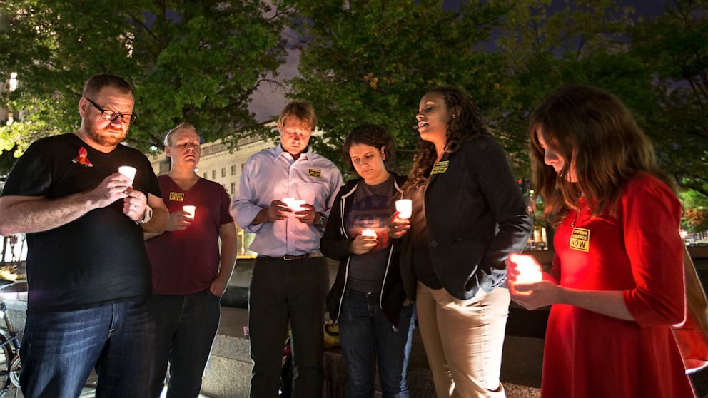 PHOTO: Navy Yard Shooting Victims Vigil