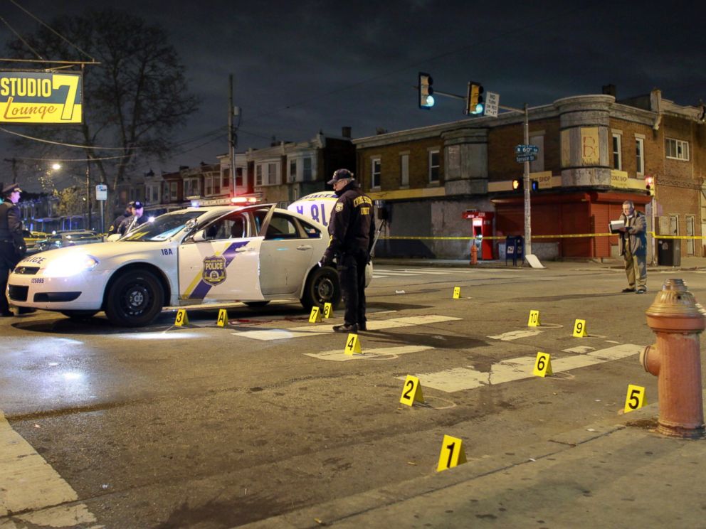 PHOTO: Officers investigate the scene of a shooting, Jan. 8, 2016, in Philadelphia.