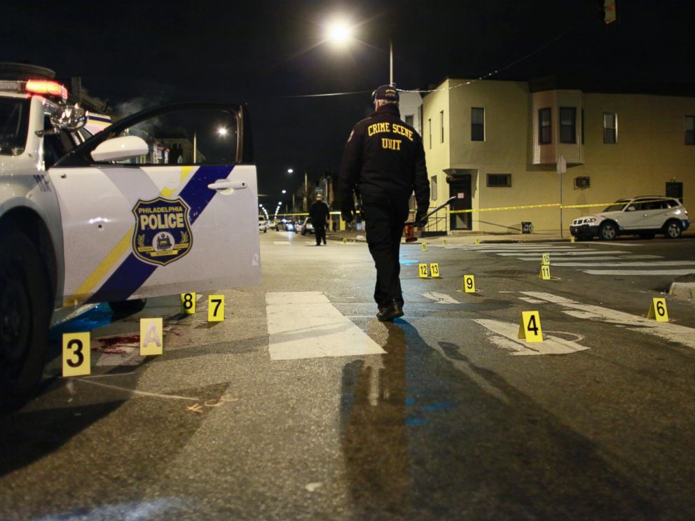 PHOTO: Officers investigate the scene of a shooting, Jan. 8, 2016, in Philadelphia.