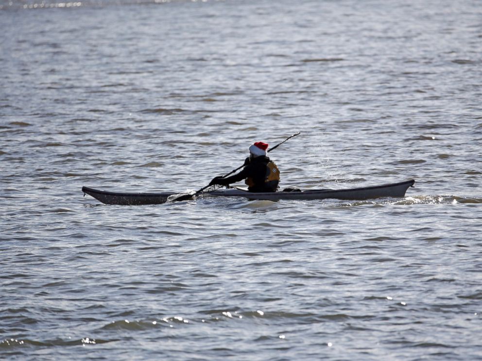 PHOTO: Taking advantage of the unseasonable weather, a kayaker paddles along the Buffalo River, Dec. 24, 2015, in Buffalo, N.Y.