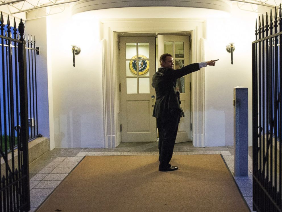 PHOTO: A Secret Service agent gives directions during an evacuation from the White House minutes after President Barack Obama departed for Camp David aboard Marine One, Sept. 19, 2014, in Washington.