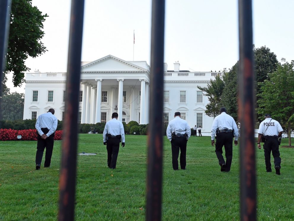 PHOTO: Uniformed Secret Service officers walk along the lawn on the North side of the White House in Washington, Sept. 20, 2014.