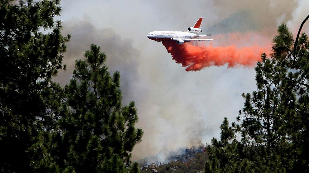 PHOTO: An air tanker