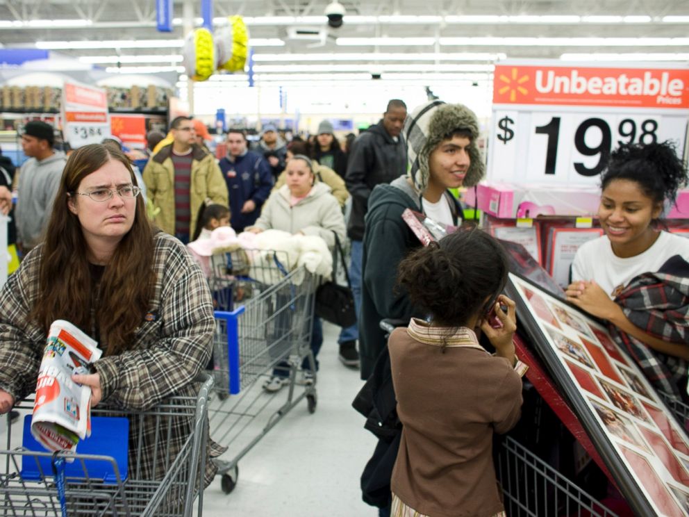 PHOTO: Shoppers crowd a Wal-Mart Supercenter on Nov. 27, 2009 in Denver.