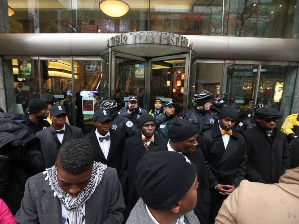 PHOTO: Protesters block an entrance to Water Tower Place in Chicago, Nov. 27, 2015.