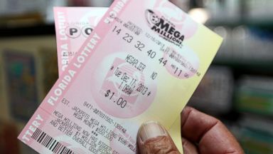 PHOTO: Richard Mcenery purchases Mega Million lottery tickets at Circle News Stand, Dec. 16, 2013 in Hollywood, Fla.