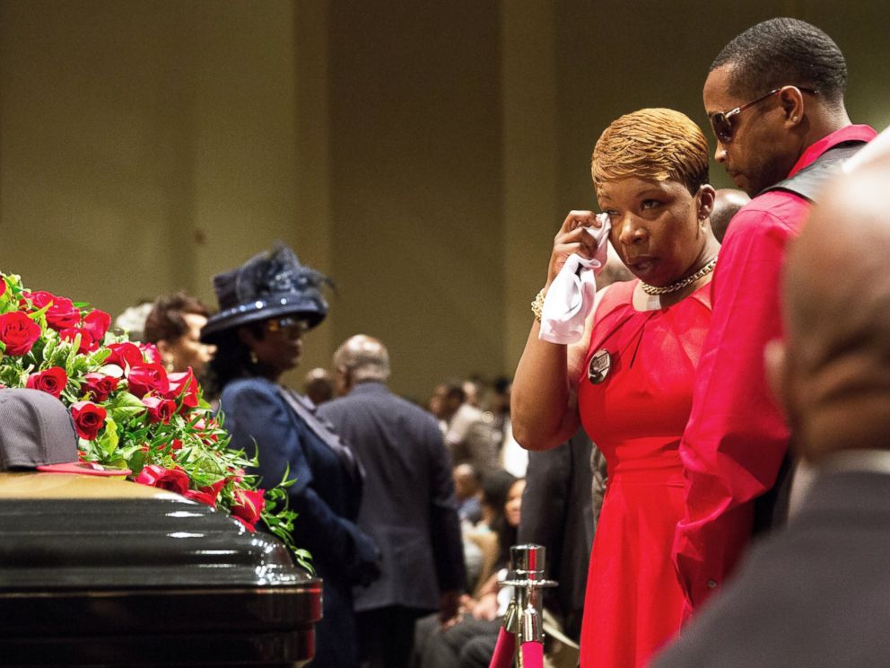 PHOTO: Lesley McSpadden stands at the casket during the funeral services for her son Michael Brown inside Friendly Temple Missionary Baptist Church on Aug. 25, 2014 in St. Louis Mo.