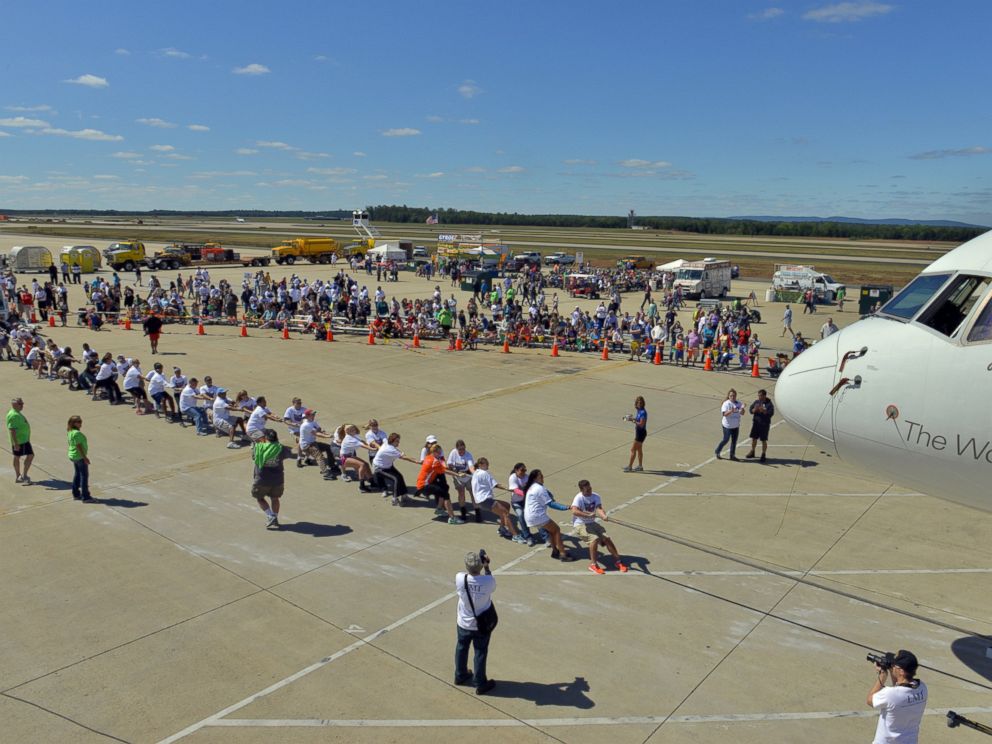 PHOTO: One of the teams of 25 pull a plane during the Dulles Day Festival and Plane Pull at the Dulles International Airport in Sterling, Va., Sept. 14, 2013.