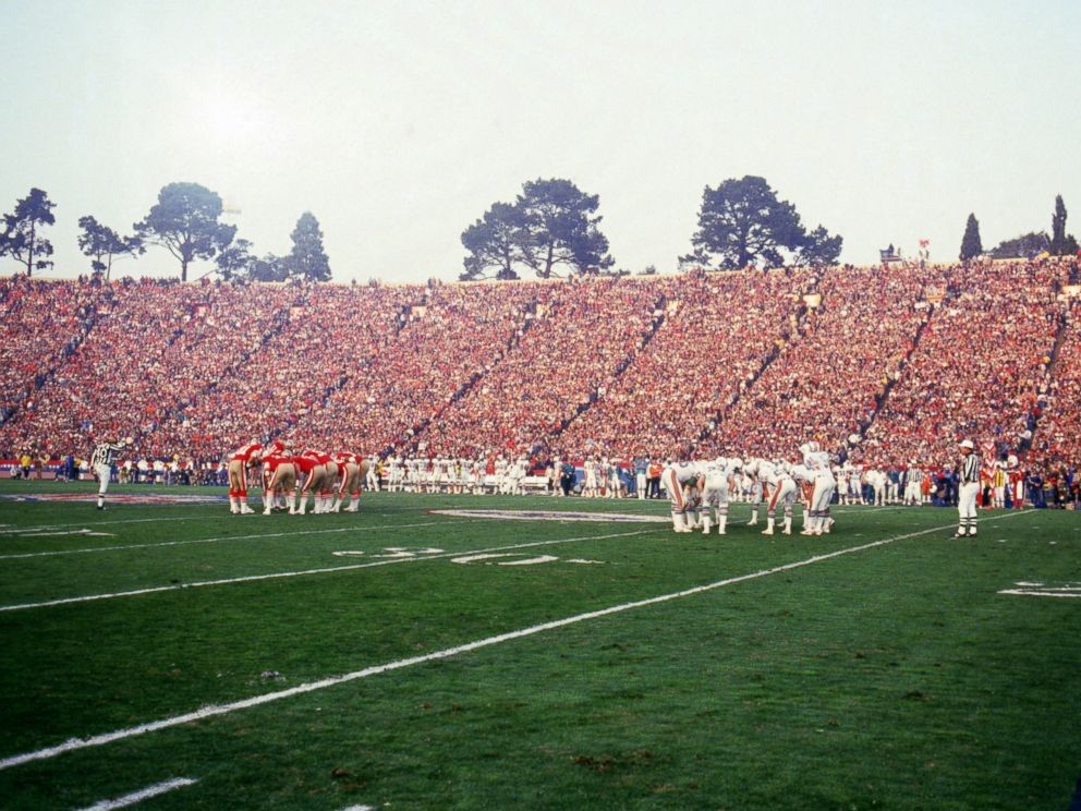 PHOTO: The Miami Dolphins and San Francisco 49ers huddle as they face off in Super Bowl XIX at Stanford Stadium, Jan. 20, 1985, in Stanford, Calif.