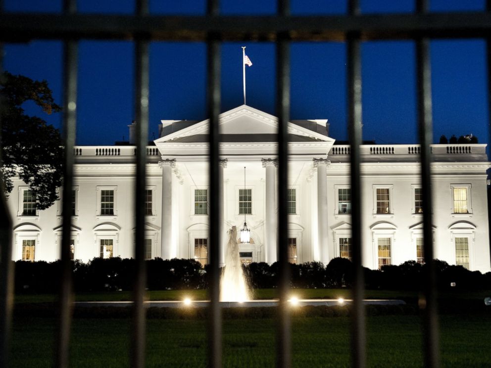 PHOTO: The White House is seen at dusk