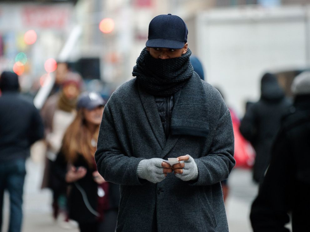 PHOTO: A pedestrian braves the cold on Houston Avenue on Jan. 22, 2016 in New York.