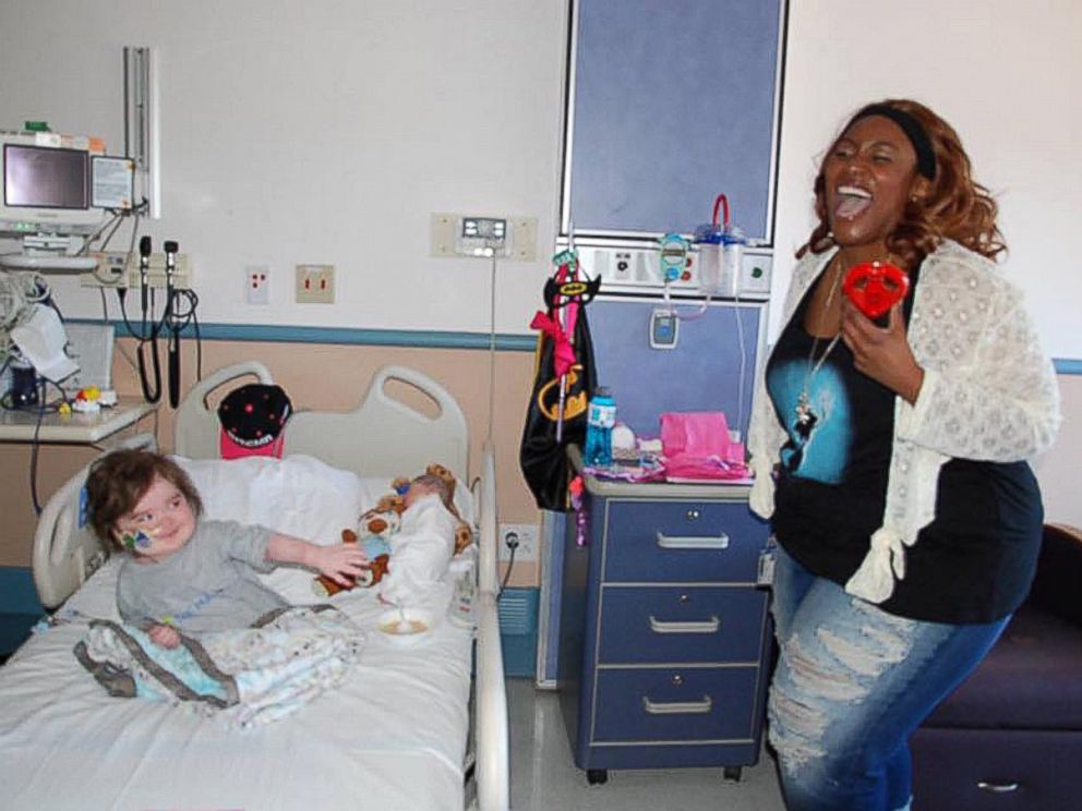 PHOTO: Leah Carroll, 4, was visited at UCSF Benioff Childrens Hospital Oakland in California by Grammy singer Mandisa.