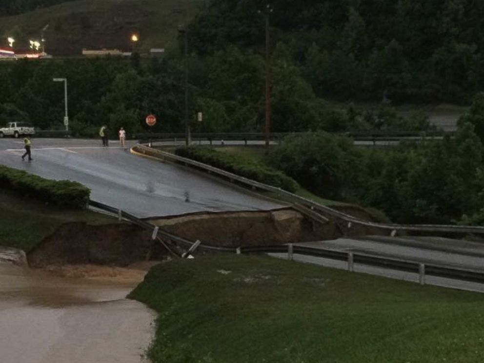 PHOTO: Hundreds of people were trapped at this shopping center in Elk View, West Virginia.