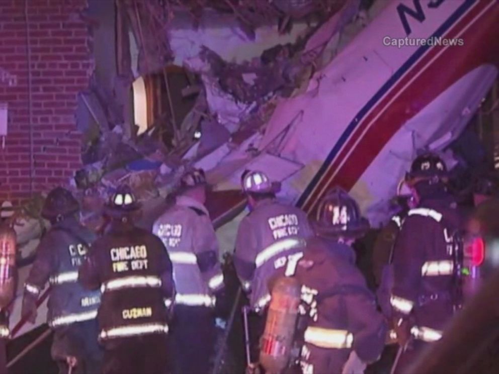 PHOTO: Các nhà chức trách đang điều tra sau khi một chiếc máy bay đâm vào một ngôi nhà Chicago, ngày 18 tháng 11 năm 2014.