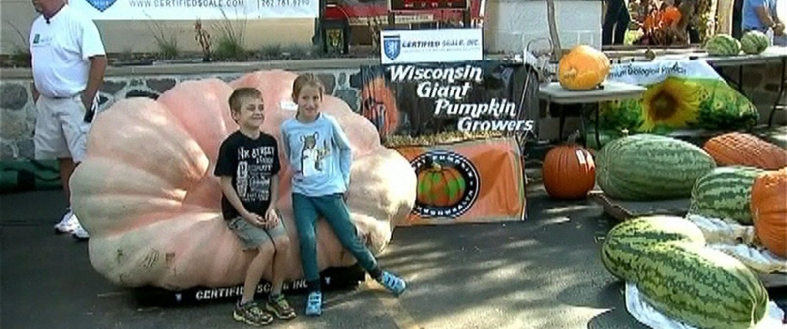 How much did the world's largest pumpkin weigh?