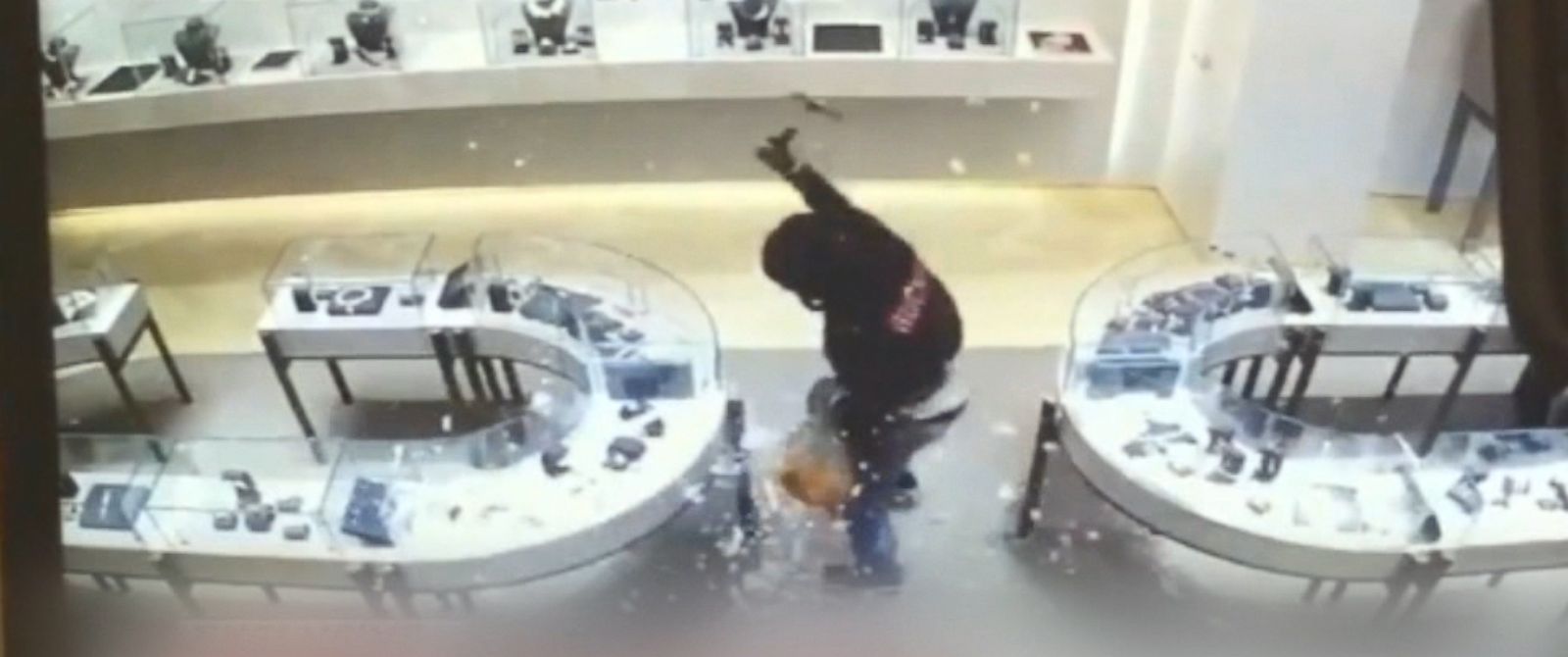 Thieves Smash Glass And Steal Jewelry In Heist Caught On Video Abc News 2874